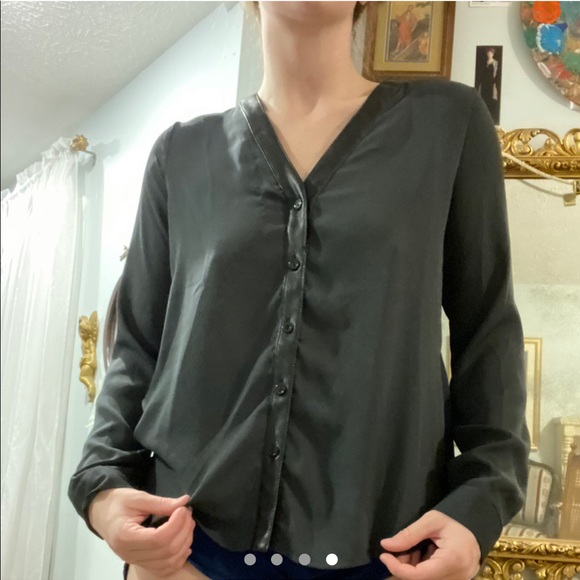 🐐pleather lined cutout blouse⭐️ - Picture 4 of 4